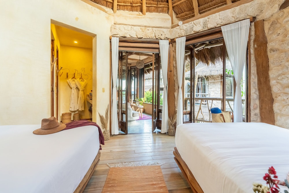 Room, 2 Double Beds, Partial Ocean View