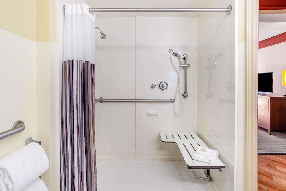 La Quinta Inn Suites Raleigh Crabtree 15/49