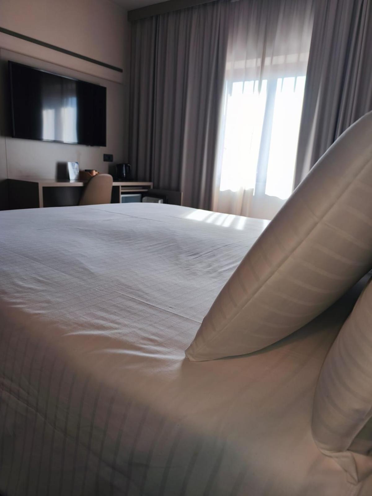 ROOM, QUEEN BED