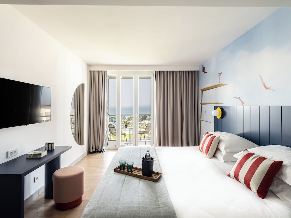 2 Bedrooms, Family Suite, King Bed, 3 Beds, Partial Sea View, 2 Bathrooms