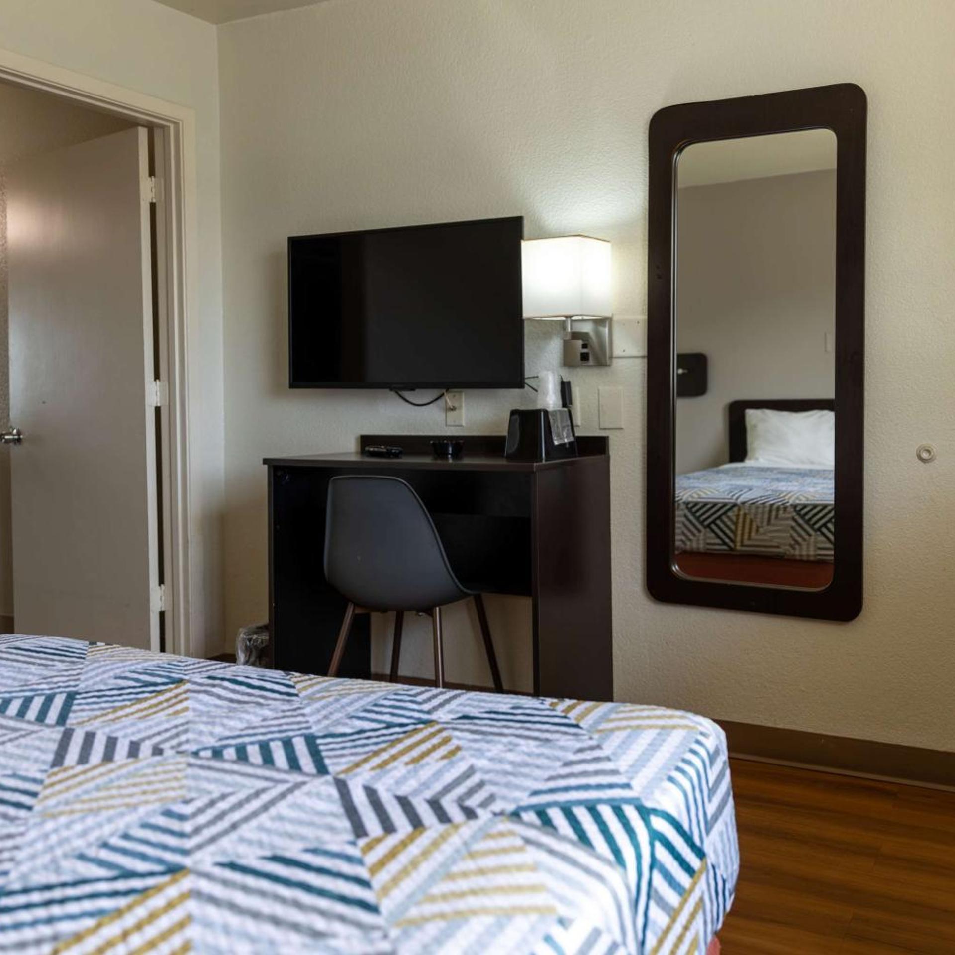 1 Queen Bed - Mobility Access Ri Shwr Nsmk, Motel6 Lufkin, TX 6/10