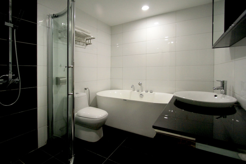 J SUITES HOTEL 17/47