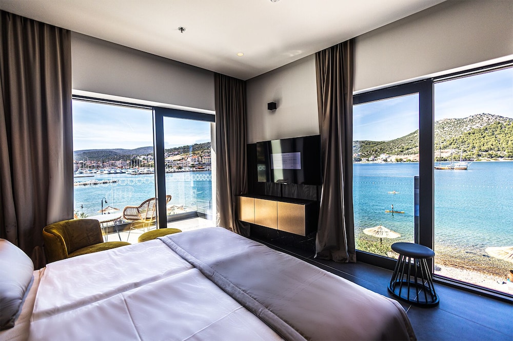 JUNIOR SUITE, KING BED, SEA VIEW, SOFA, BALCONY