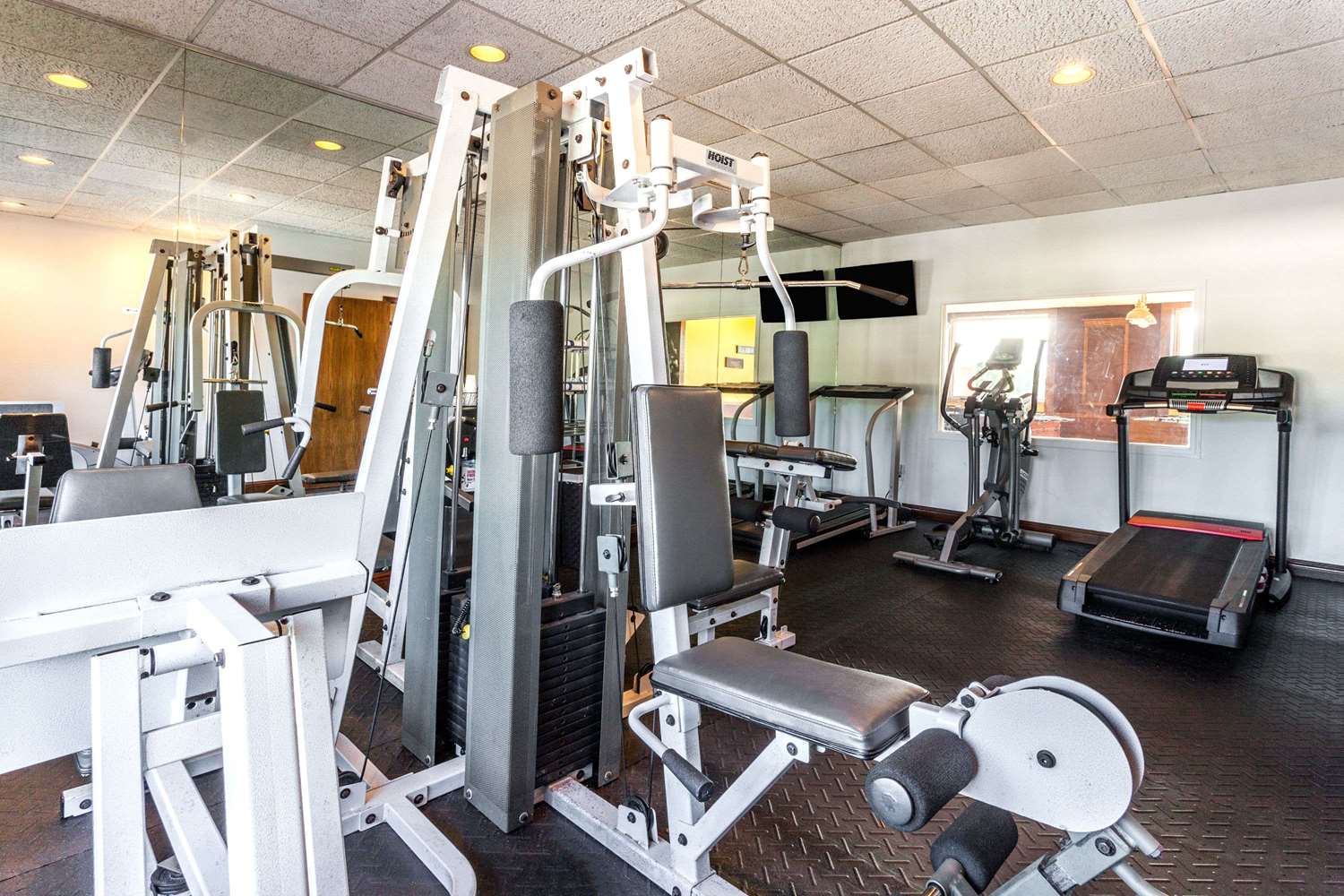 Days Inn & Suites By Wyndham Roseville/Detroit Area 5/15