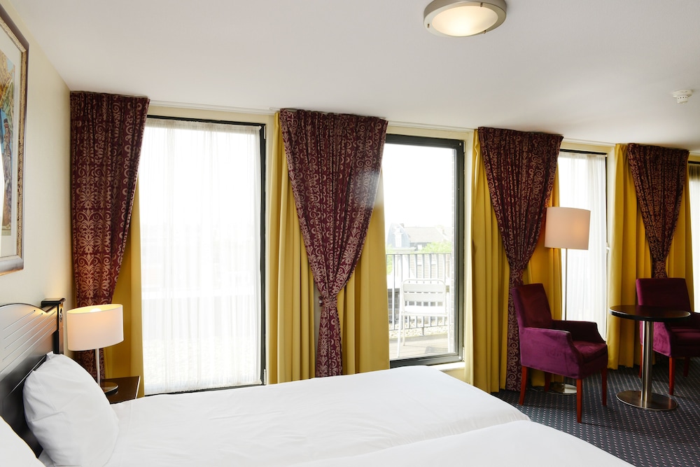 DELUXE, TWIN BEDS