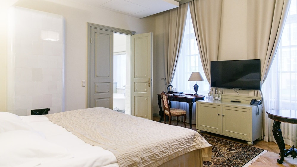 Suite, King Bed, City View, Sauna