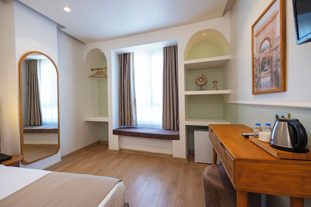Meshk Airport Hotel 8/50