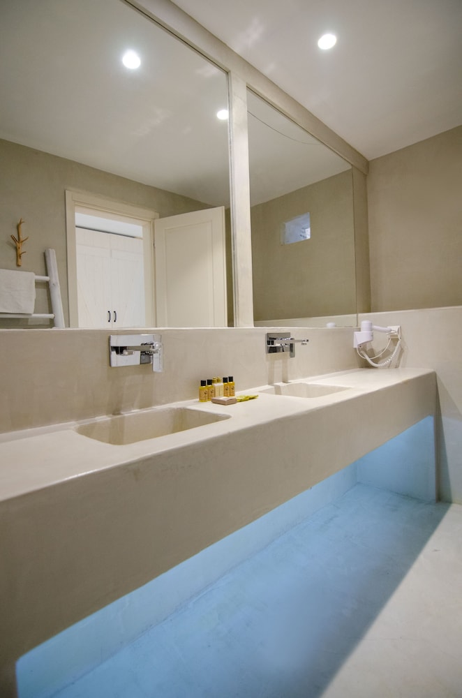 Levantes Ios Boutique Hotel 71/74