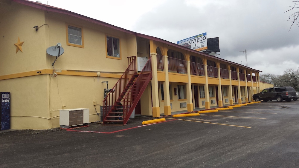 Carefree Inn Flatonia 18/21