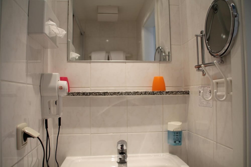HOTEL RIESENJunior by Trip Inn 33/33