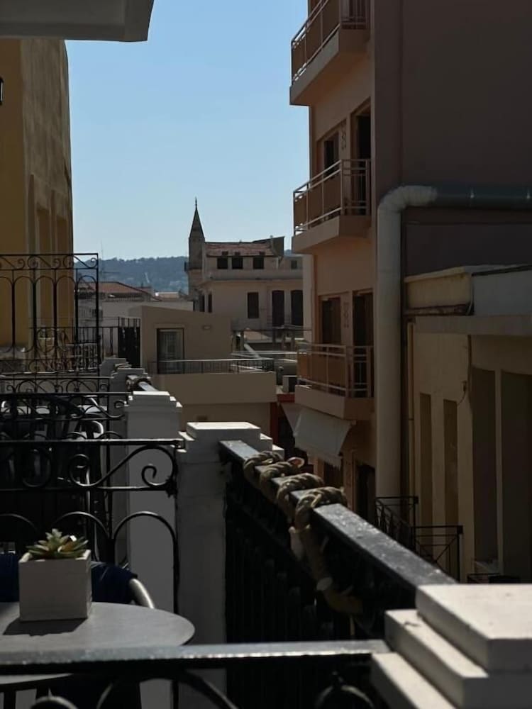 Metropolitan Pearl Boutique Hotel 34/38