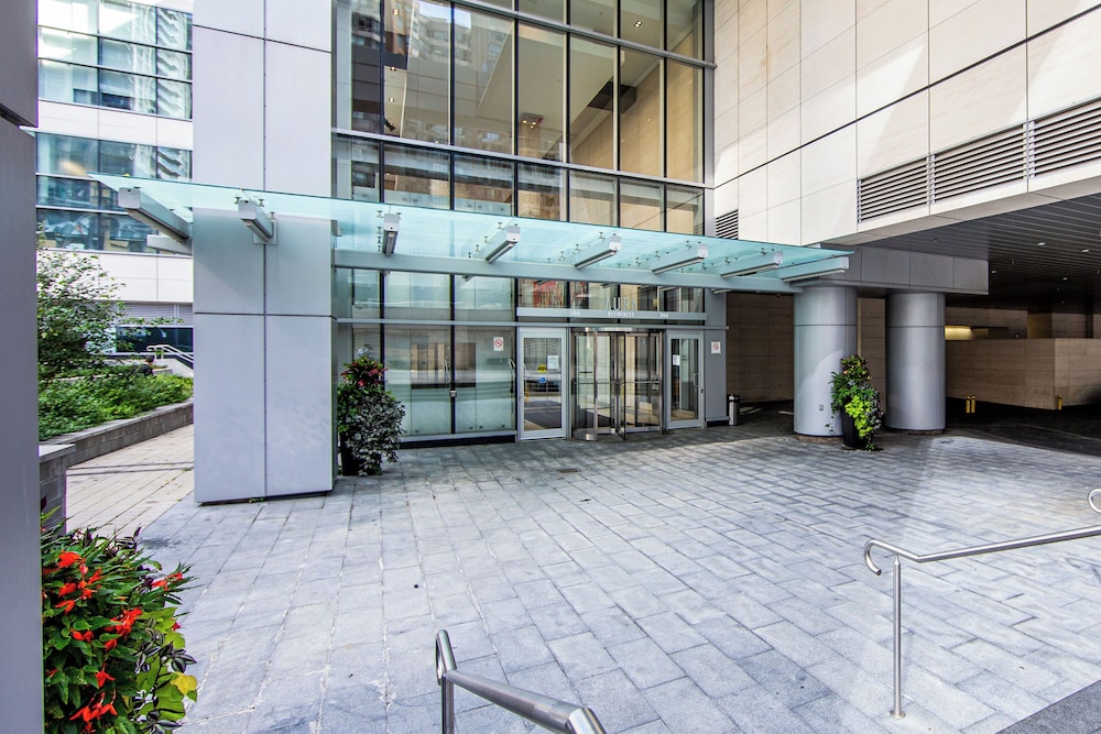 Canada Suites on Bay 44/50