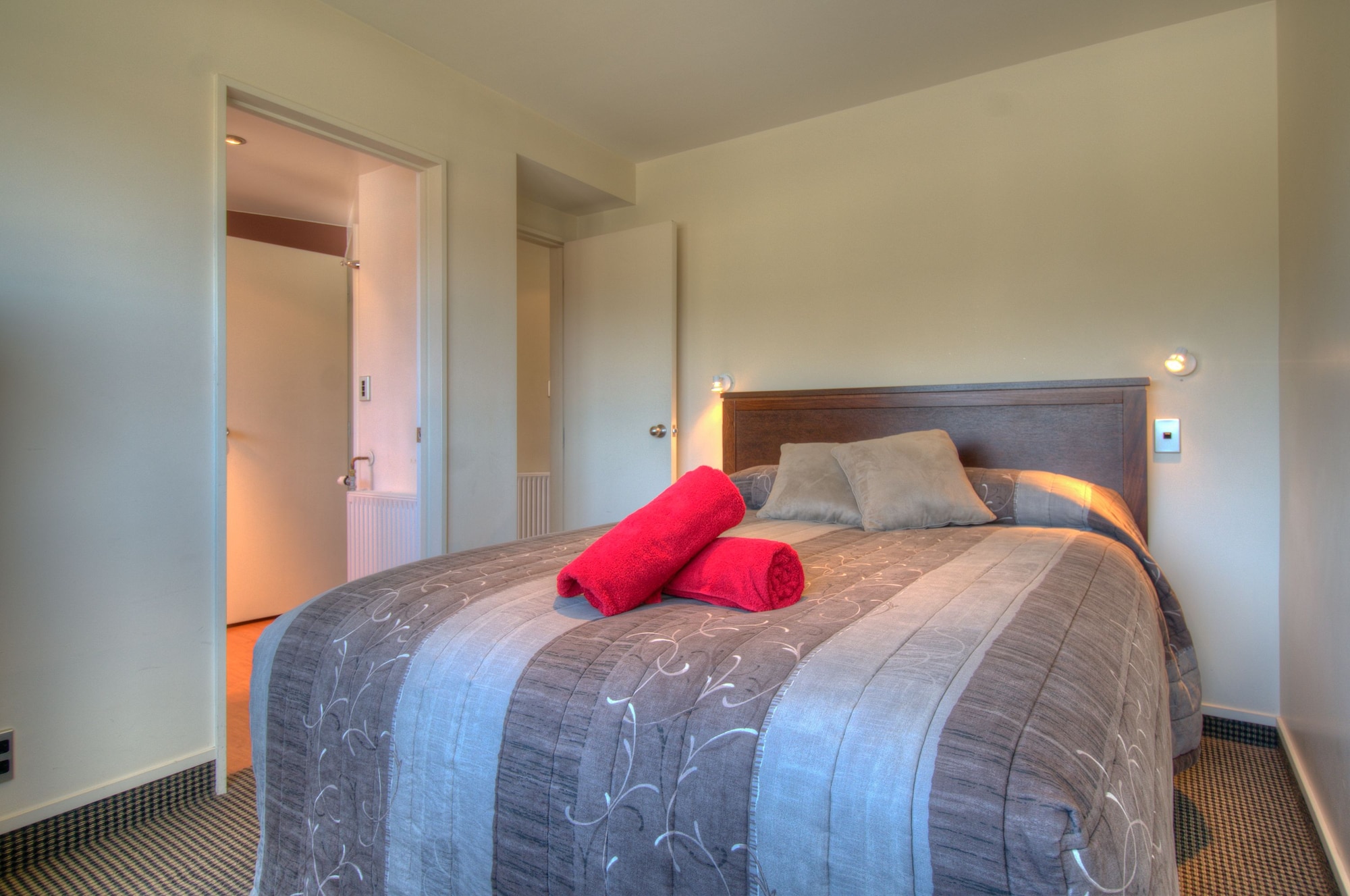 EXECUTIVE, SUITE