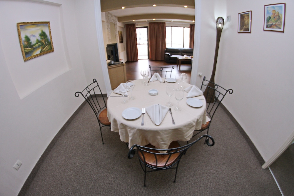 Madisson Hotel 50/60