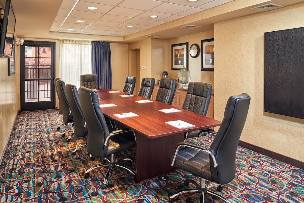 Holiday Inn Express Hotel and Suites El Paso Airport Area 57/64