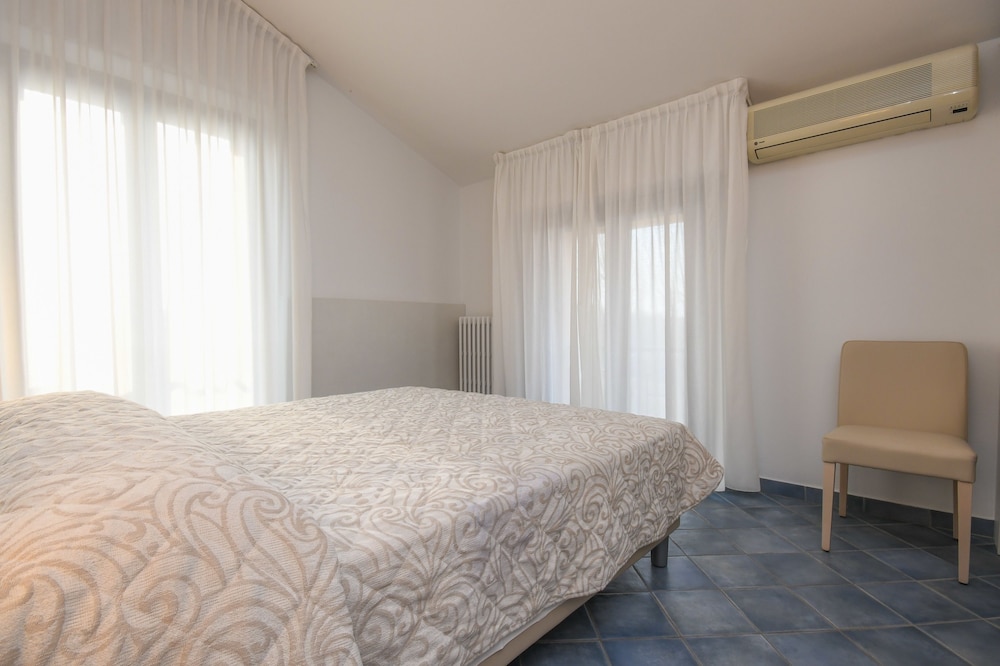 Room, Multiple Beds