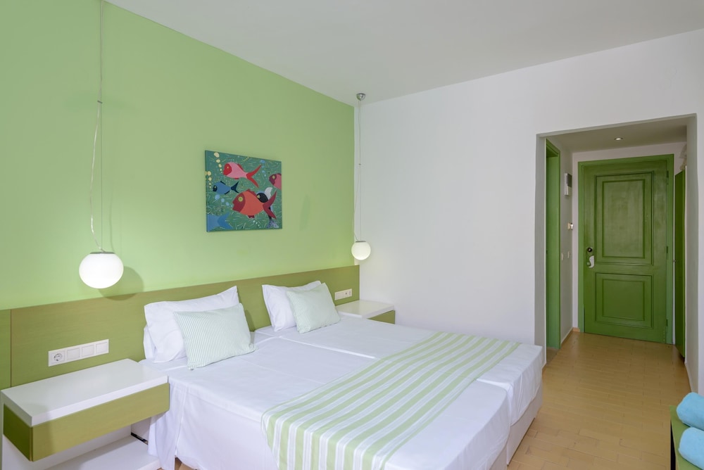 ROOM, DOUBLE BED, SIDE SEA VIEW