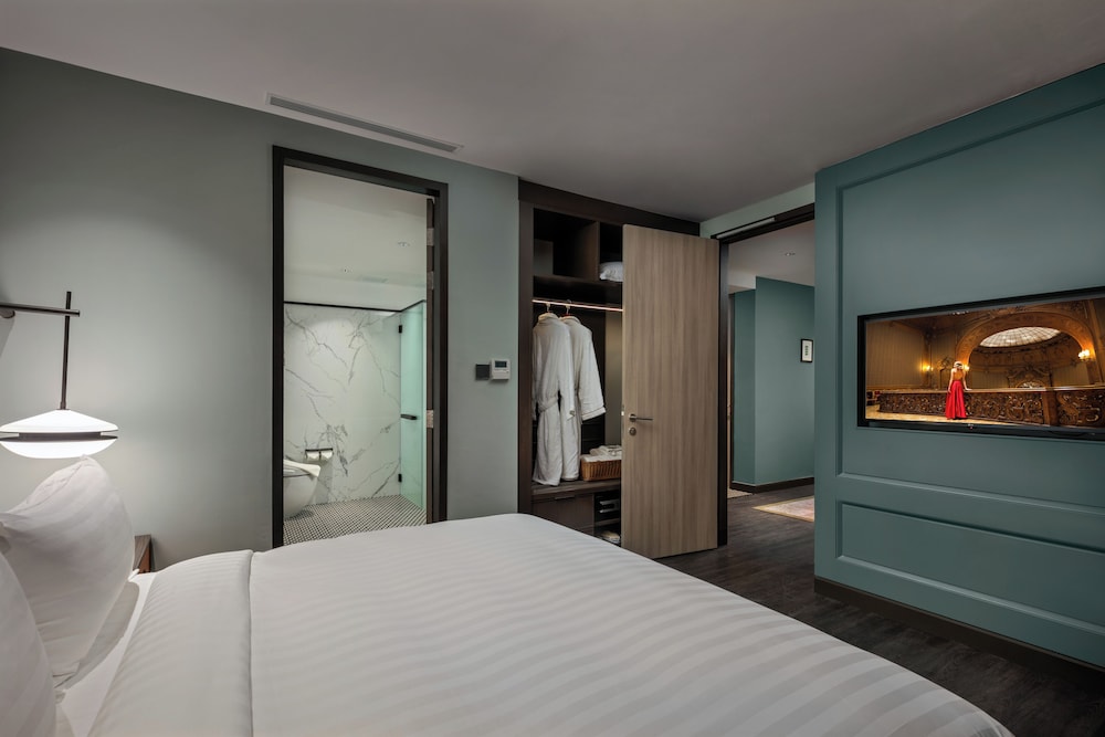 Colonial, Suite, King Bed