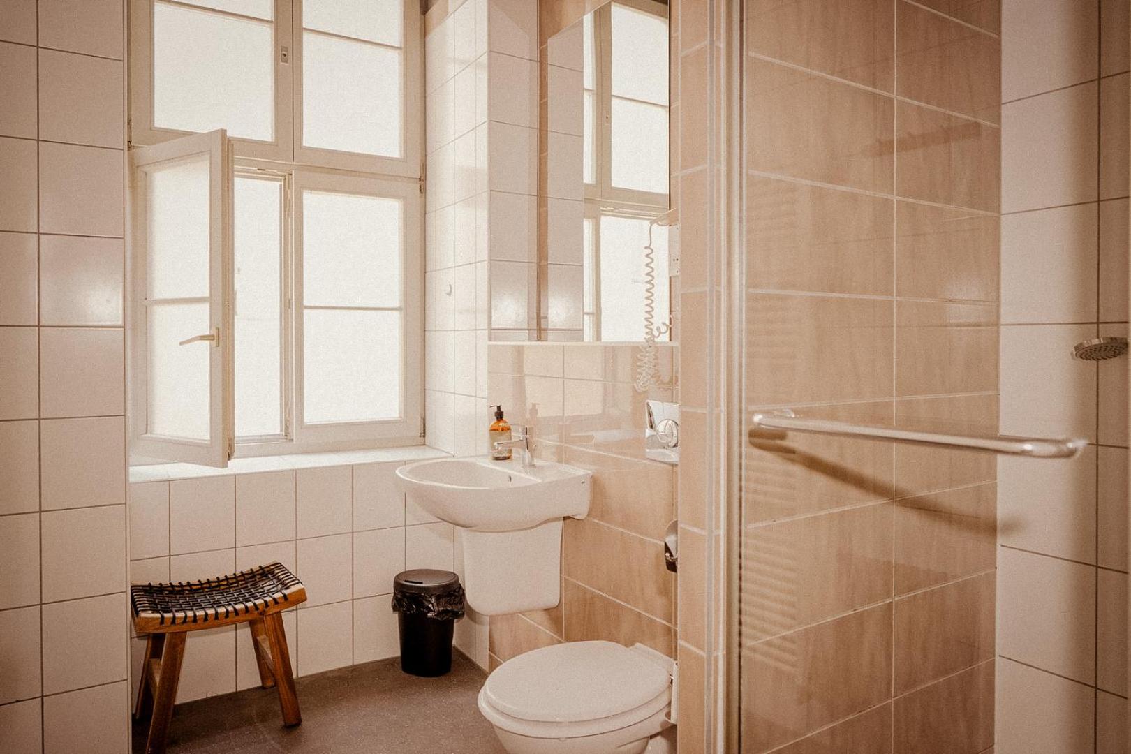 Mixed Dorm, Social, 6 Beds