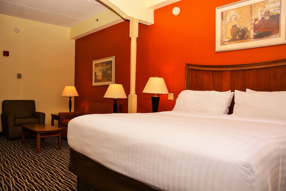 Four Points by Sheraton Fayetteville Fort Liberty 10/41