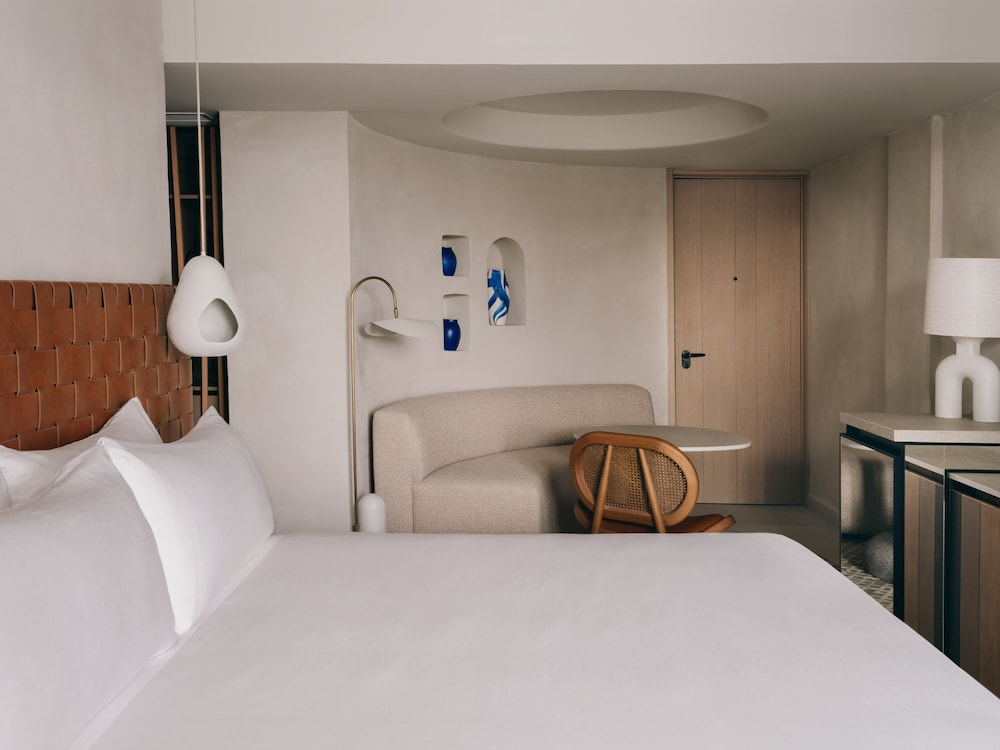 DELUXE, KING BED, SEA VIEW