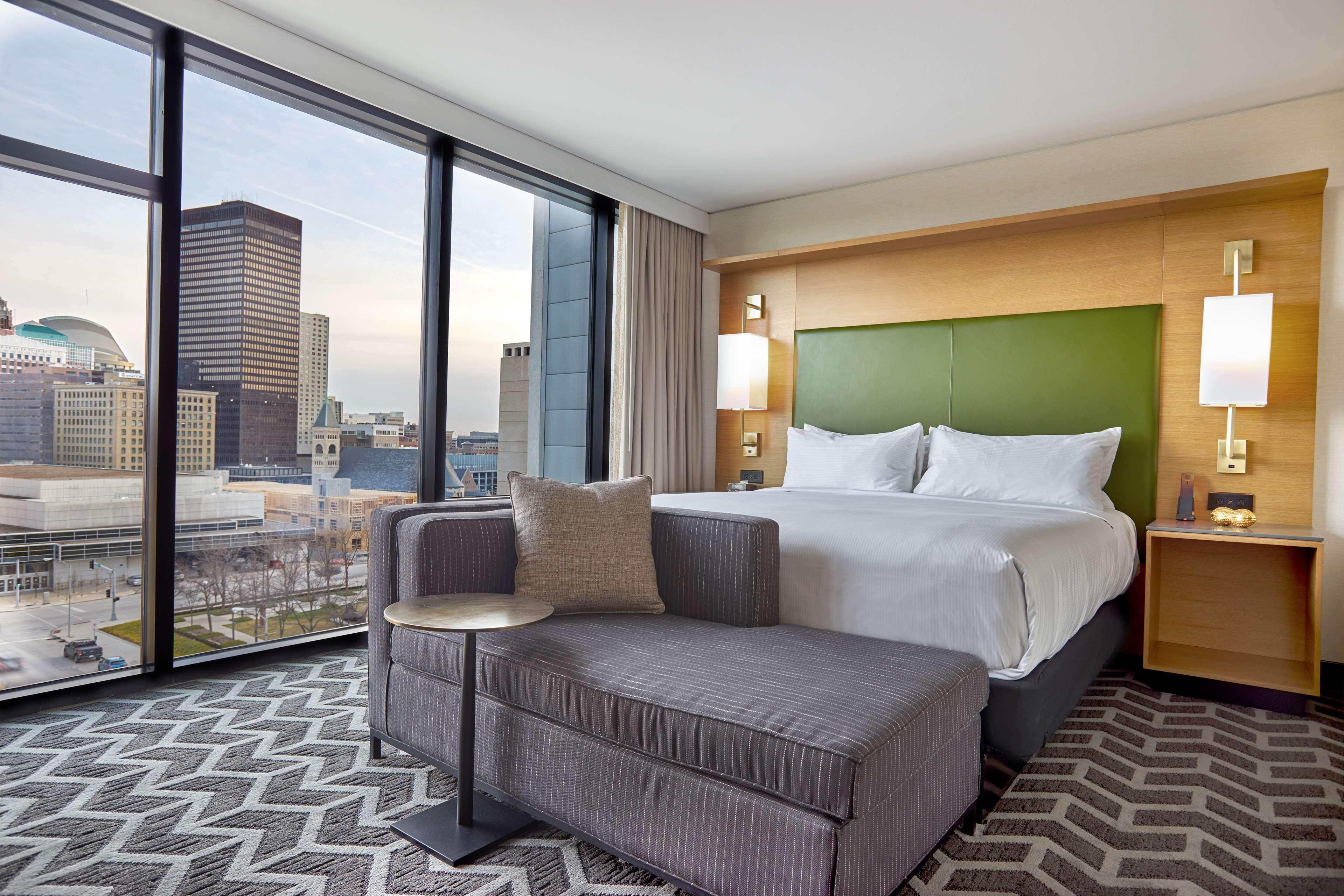 SKYLINE, SUITE, KING BED, ACCESSIBLE
