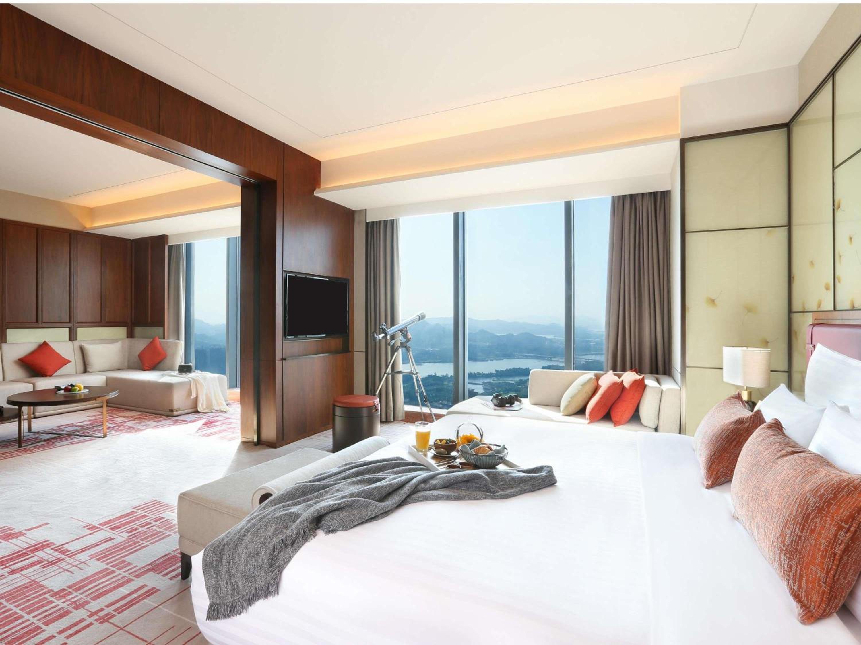 DELUXE, SUITE, KING BED, RIVER VIEW, LOUNGE ACCESS, HIGH FLOOR