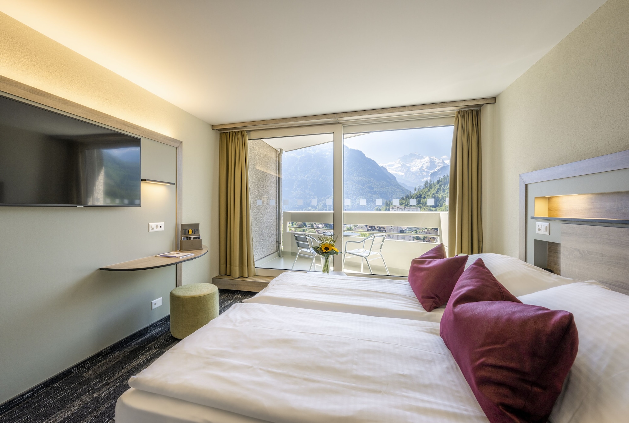 DELUXE, QUEEN BED