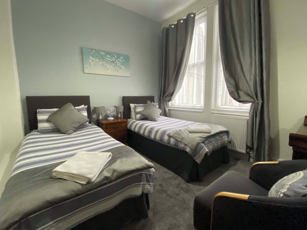 ROOM, TWIN BEDS