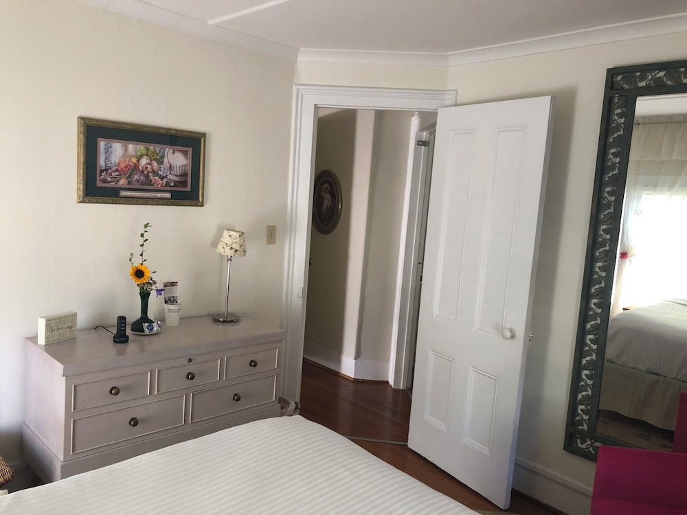 18 Vine Inn &amp; Carriage House 11/50