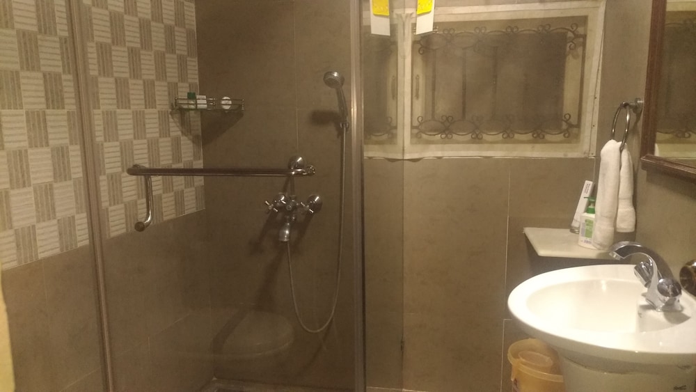 Hanu Reddy Residences Poes Garden 57/57