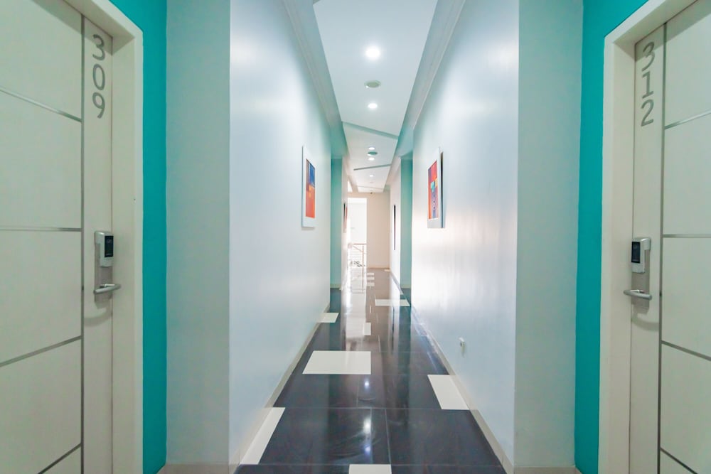 RedDoorz Plus @ Point Phila Cihampelas 25/50