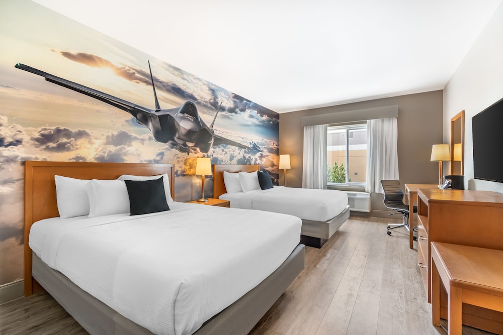 Standard, 2 King Beds
