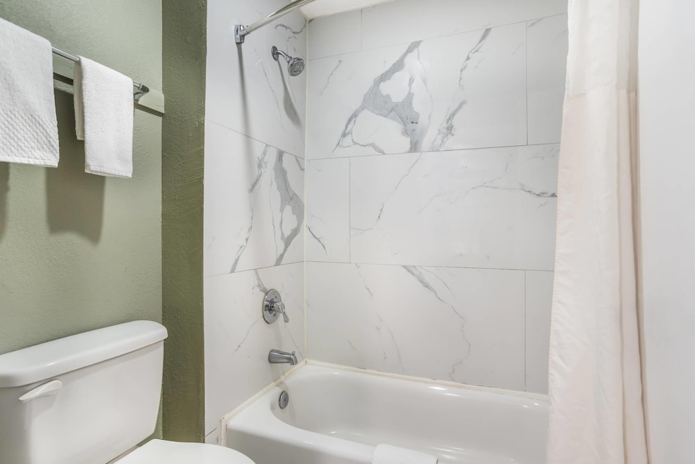 جناح بسرير كينج مع أريكة، Quality Inn & Suites Near Panama City Beach 3/3
