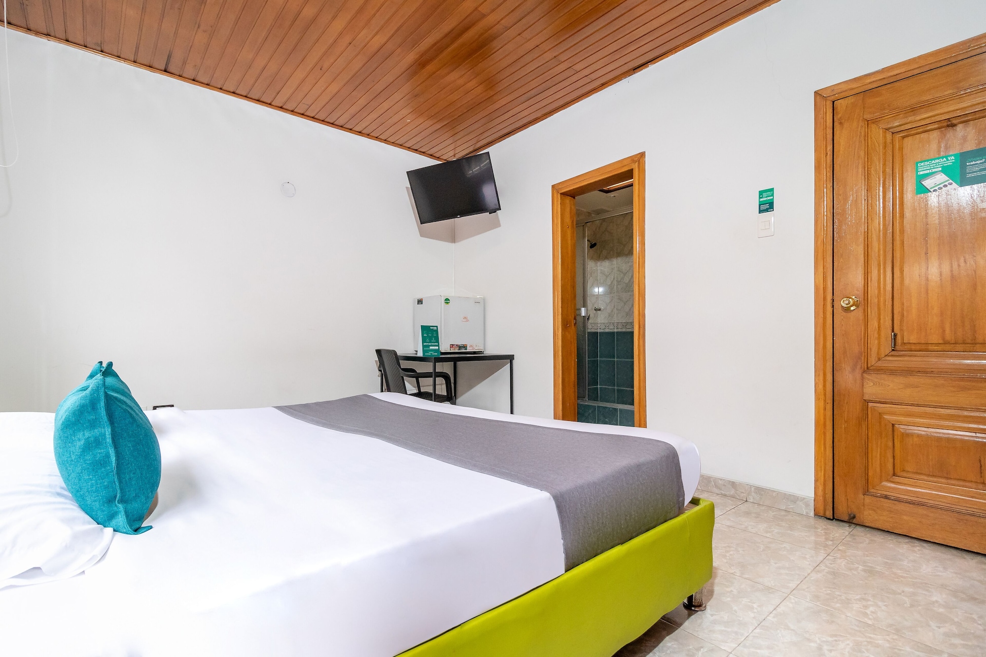 ROOM, DOUBLE BED