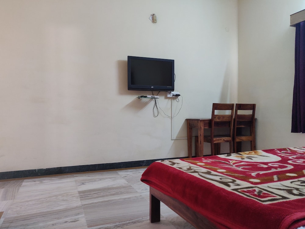 Hotel Leela Nikunj 6/14