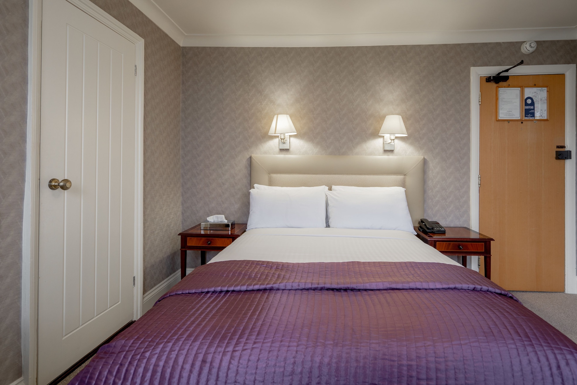 ROOM, DOUBLE BED