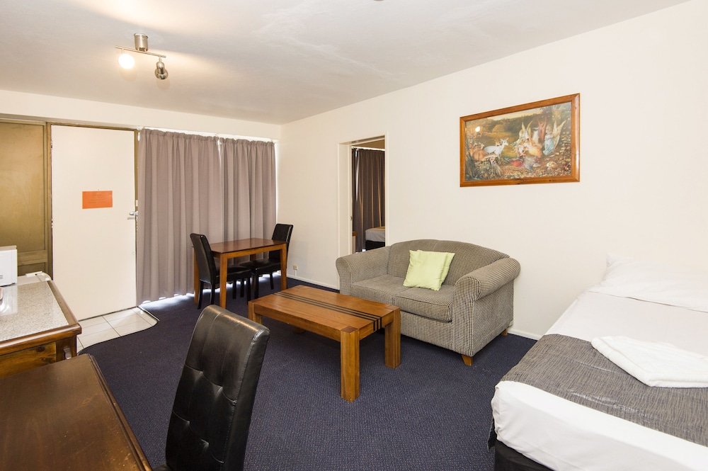 Mid City Motor Inn 31/64