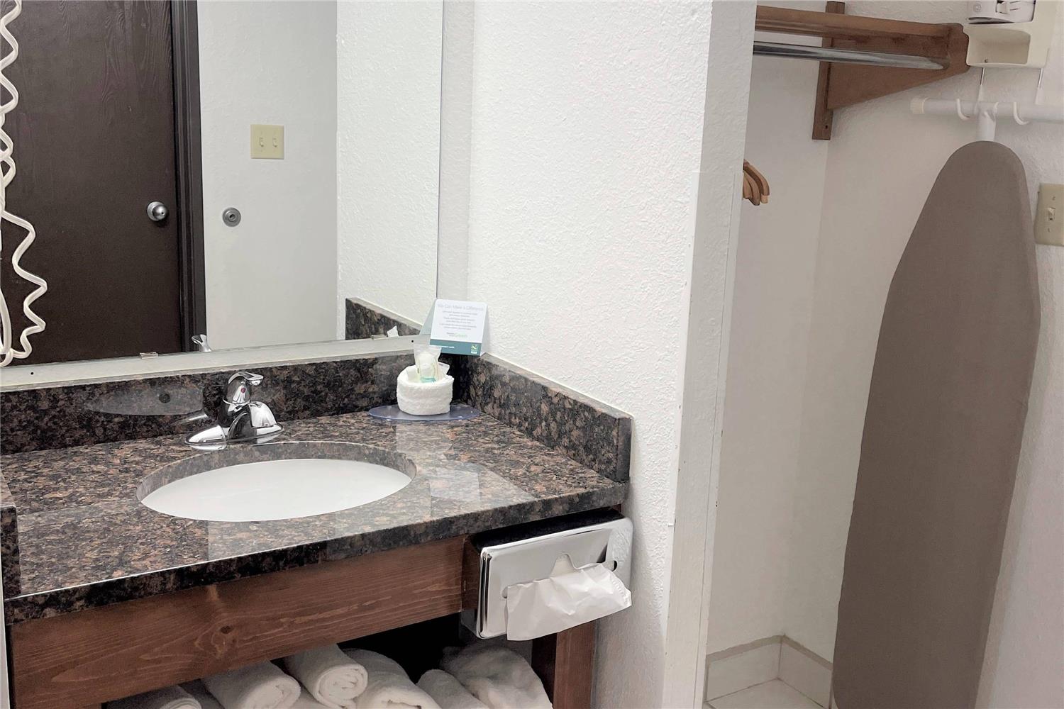 Quality Inn Russell, KS 20/21
