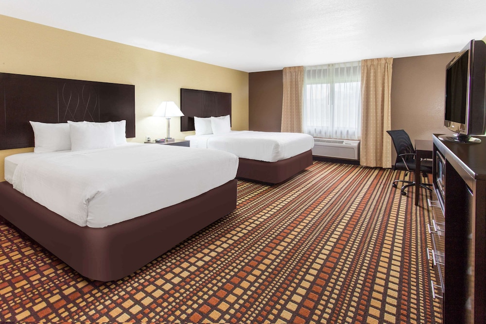 Days Inn & Suites by Wyndham Davenport East 14/39