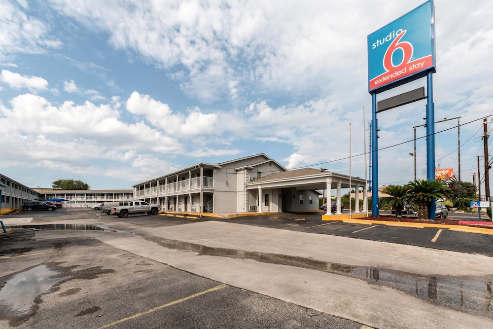 Motel6 San Antonio, TX - Fort Sam Houston photo1