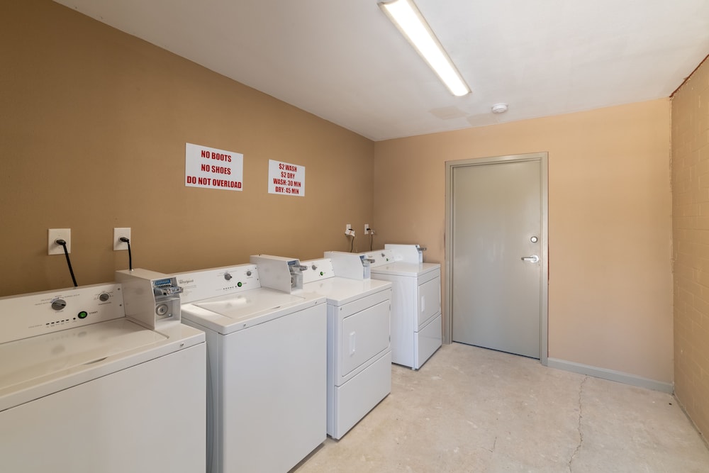 Budget Inn & Suites 8/56