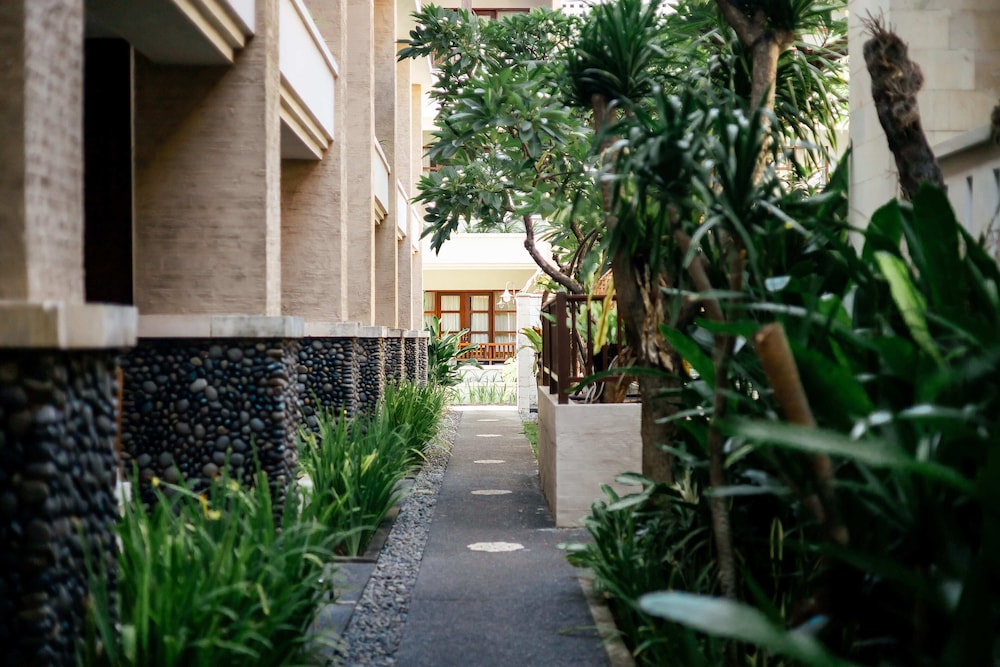 FOURTEEN ROSES BEACH HOTEL 52/62