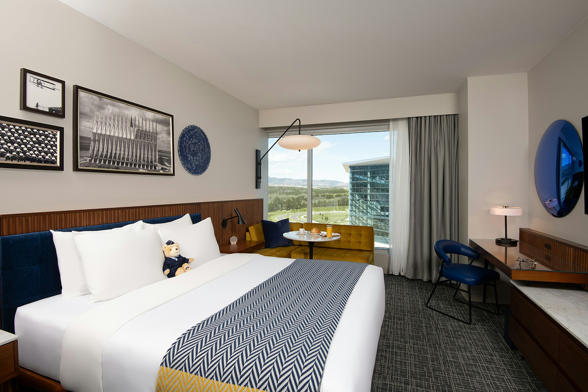 Room, King Bed, Partial Mountain View
