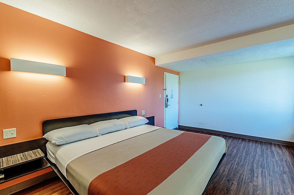 Motel6 Martinsburg, WV 26/42