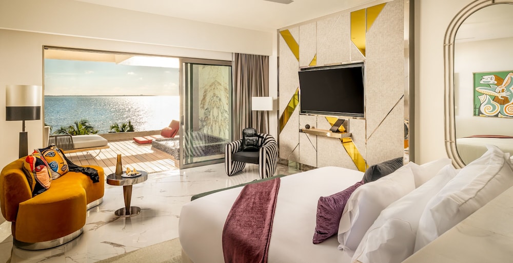 ULTRA, SUITE, KING BED, OCEAN FRONT