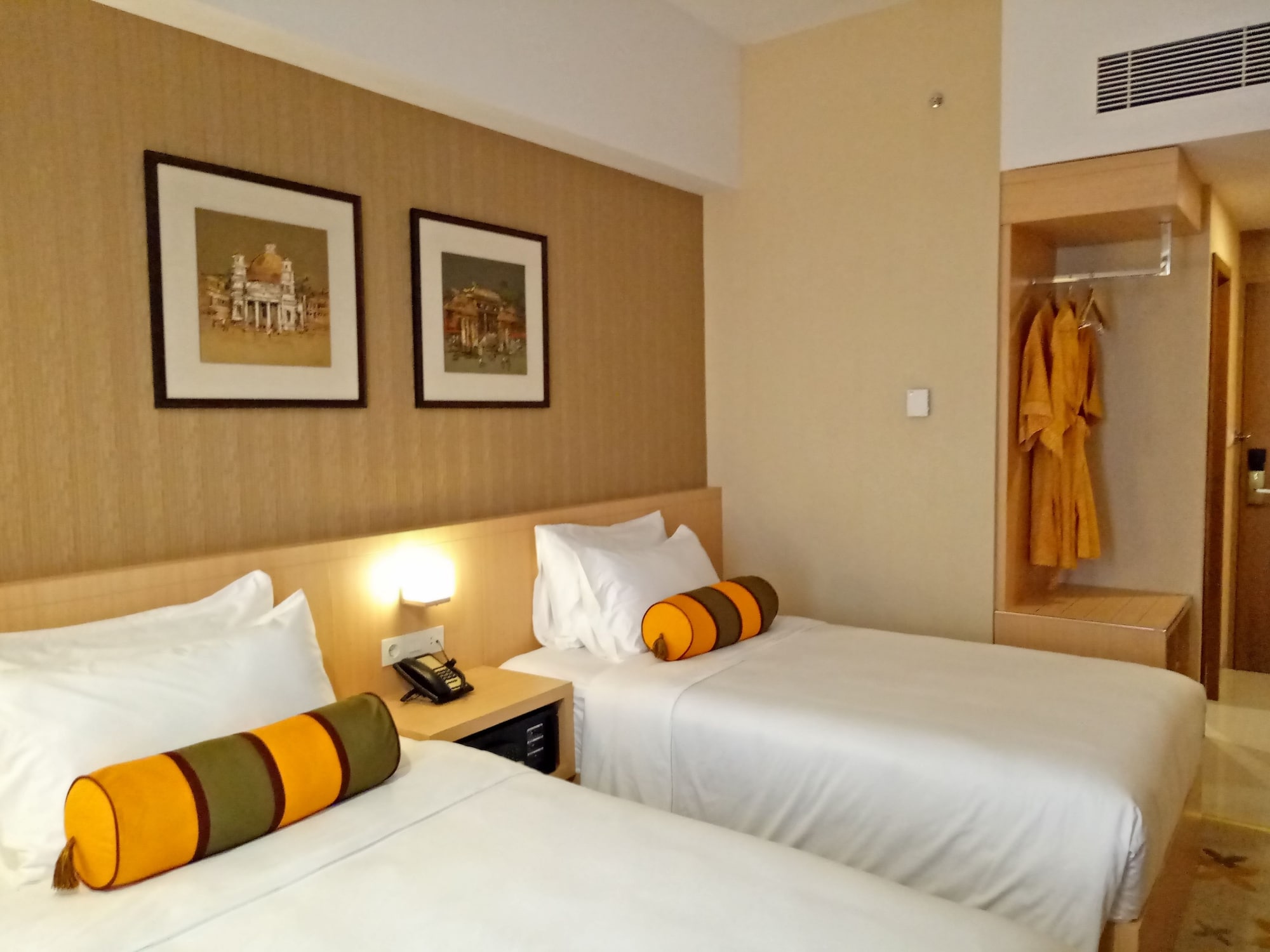 DELUXE, TWIN BEDS