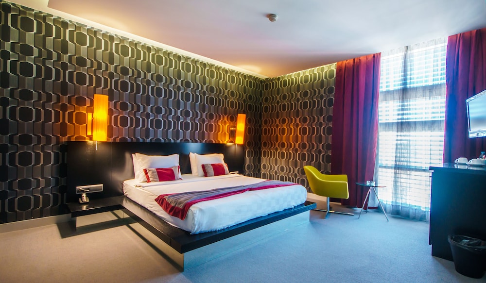Vernazza Suites Hotel 11/19
