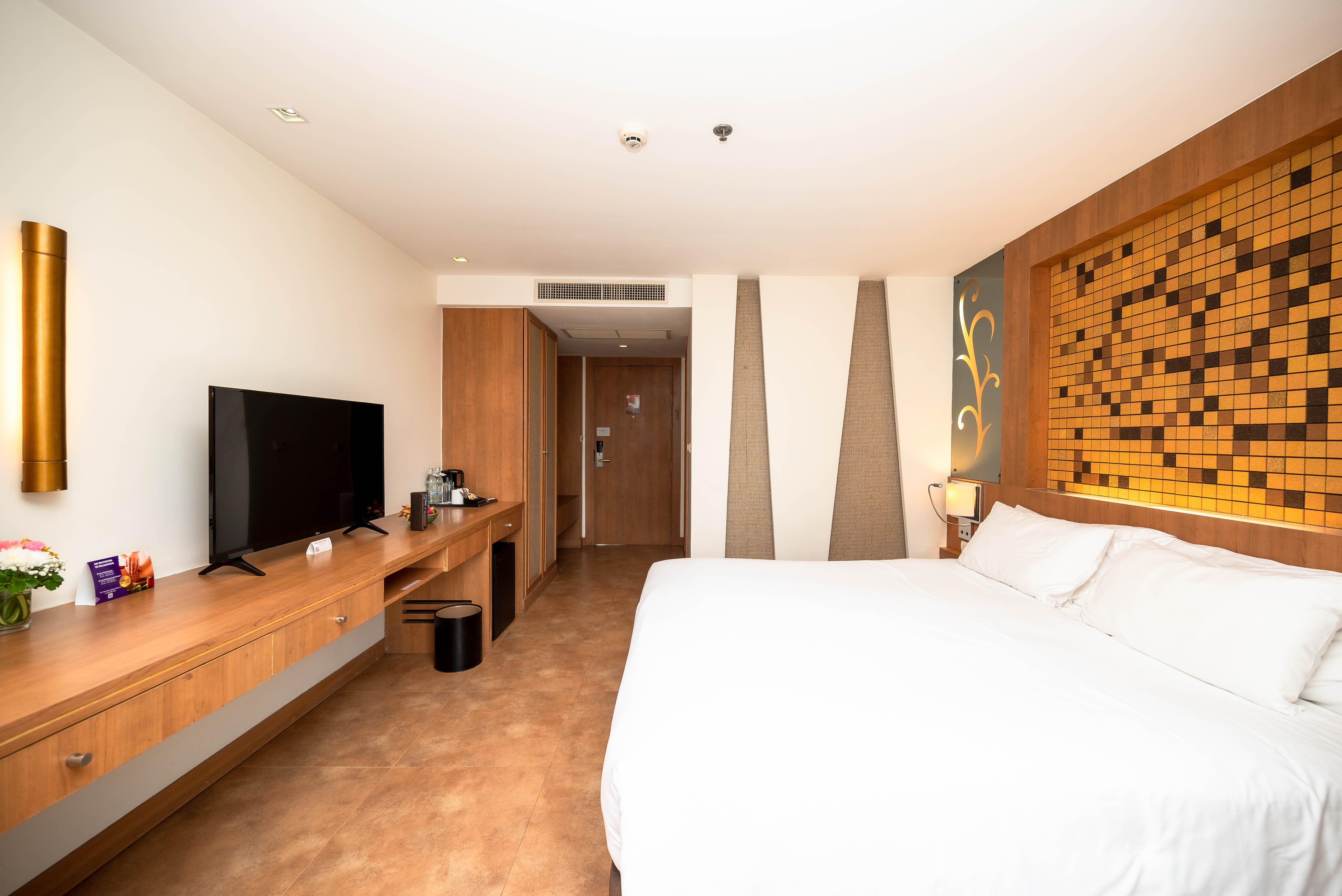 غرفة ديلوكس بسرير مزدوج بإطلالة على المسبح، Centara Nova Hotel Pattaya 2/6