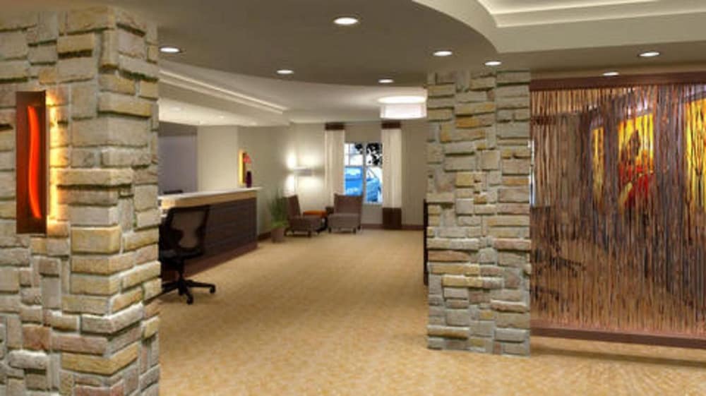 Ledgestone Hotel 30/68